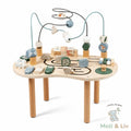 Enfant jouant avec la table d'activités Montessori
