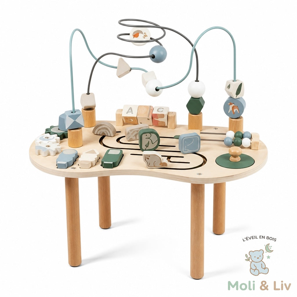 Enfant jouant avec la table d'activités Montessori