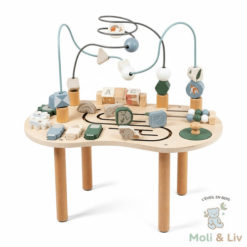 Enfant jouant avec la table d'activités Montessori